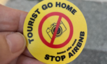 A Verona spuntano adesivi di protesta: "Tourist go home - stop Airbnb"