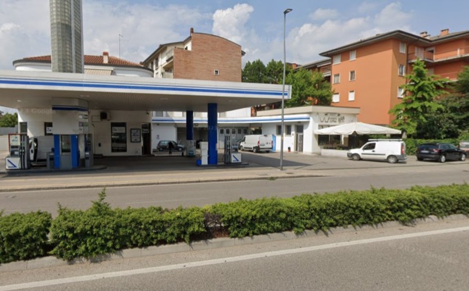 Violenta rissa davanti al distributore di Corso Milano: ferito gravemente un giovane