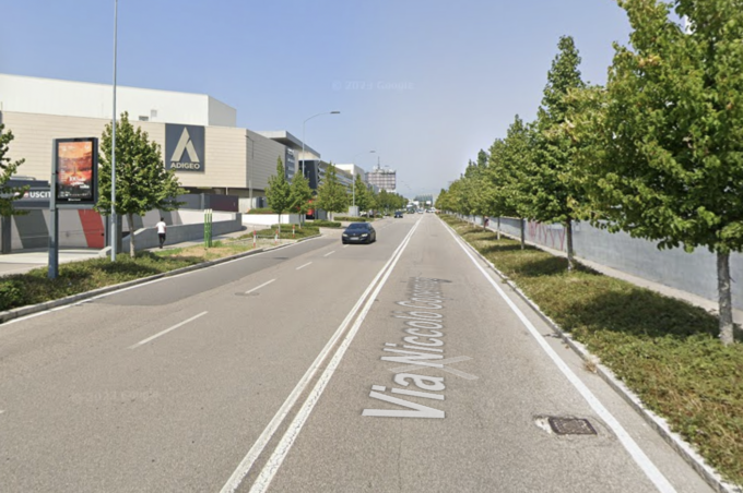 Auto contro autobus vicino il centro commerciale Adigeo, quattro feriti