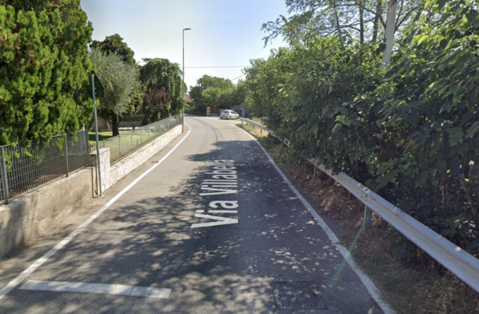 Tenta di disfarsi della droga, ma quando viene beccato si scaglia contro i Carabinieri