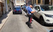 Ruba un marsupio da un'auto, poi entra in un bar e si finge un cliente qualunque per scamparla