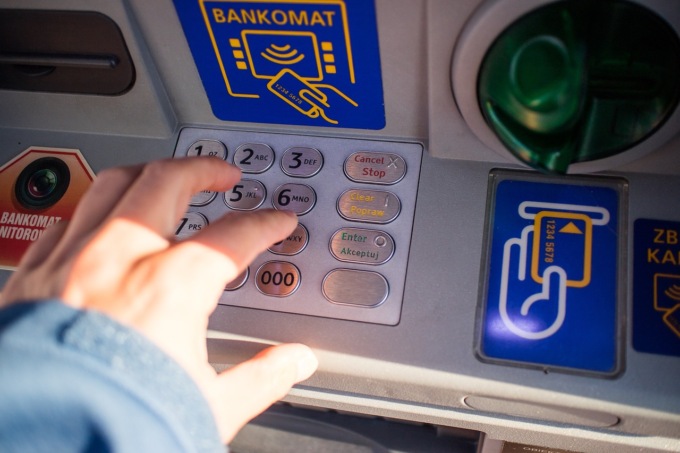 Bancomat “sigillati” con del silicone a Verona, prelievi fuori uso