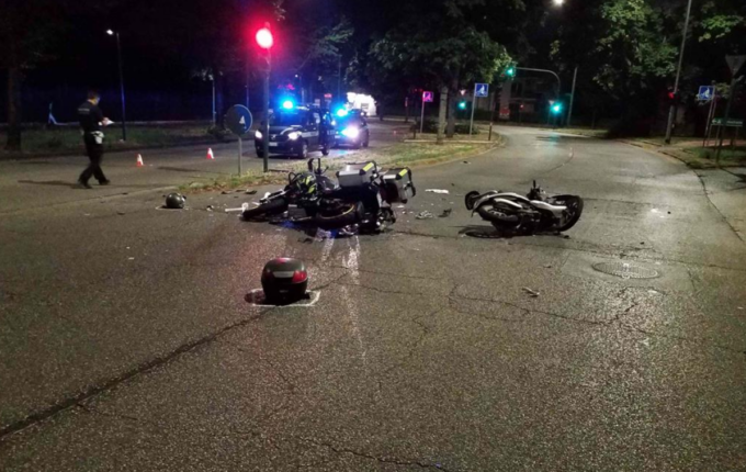 Scontro tra due moto a Verona, gravi i due motociclisti di 57 anni