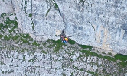 Cade dalla parete mentre è in cordata in Val di Zoldo, ferita alpinista 31enne di Verona