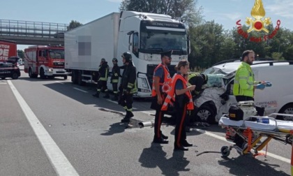 Furgoncino entra in contromano sulla Transpolesana e centra un camion: morto un 80enne