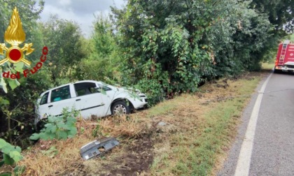 Finisce fuori strada e si ribalta con l'auto dopo un incidente, ferita una donna