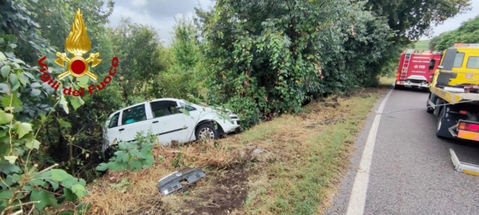 Finisce fuori strada e si ribalta con l’auto dopo un incidente, ferita una donna