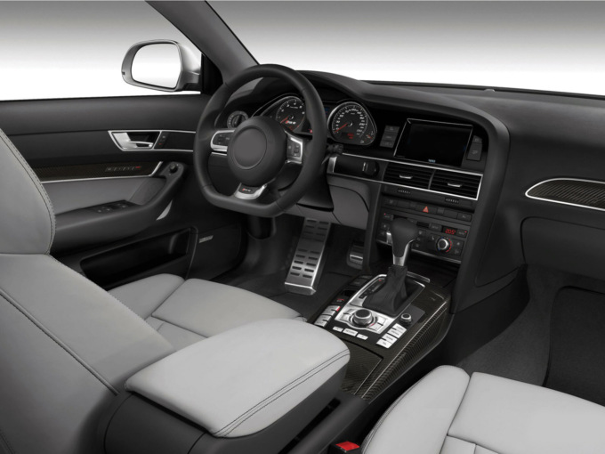 Come proteggere l’interno dell’auto dall’umidità e dallo sporco in autunno e in inverno: accessori e soluzioni utili