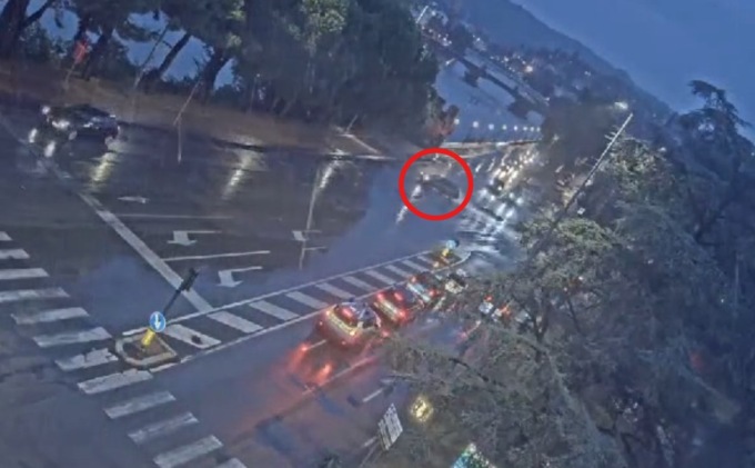Il video dell’auto che ha rischiato di finire nell’Adige, tragedia evitata grazie alla vegetazione lungo la sponda