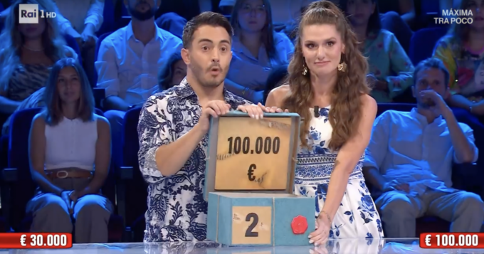 La partita di Monica da Legnago ad Affari tuoi: dopo aver rifiutato l’offerta del dottore, vince 100mila euro