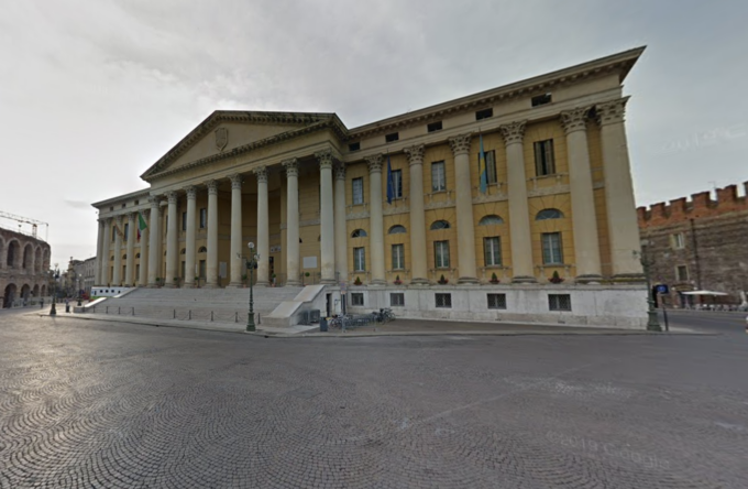 Ruba una bicicletta ma viene fermato, per scappare tira un calcio in petto a un poliziotto