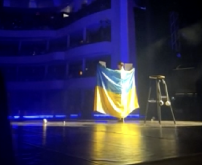 Protesta contro il giudice russo, artista ucraina sfila con la bandiera sul palco del Salieri Circus Award