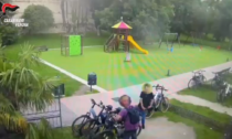 A caccia di bici e mountain bike nei parchi di Lazise, il video incastra i due ladri seriali