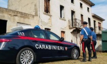 Nel casolare abbandonato ha allestito il suo laboratorio di droga, dentro c'erano anche due e-bike e uno scooter rubati