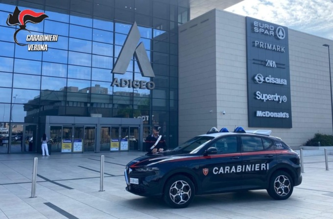 Vigilante aggredito con sassi e bottiglie di vetro mentre sventa il furto di un monopattino fuori dall’Adigeo