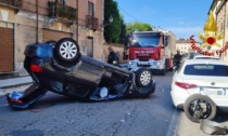 Auto si cappotta dopo lo scontro con un altro veicolo, ferito il conducente