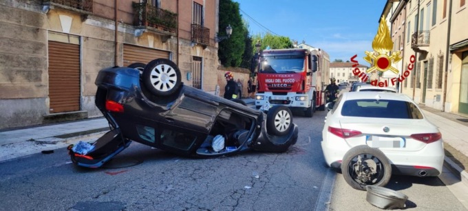 Auto si cappotta dopo lo scontro con un altro veicolo, ferito il conducente