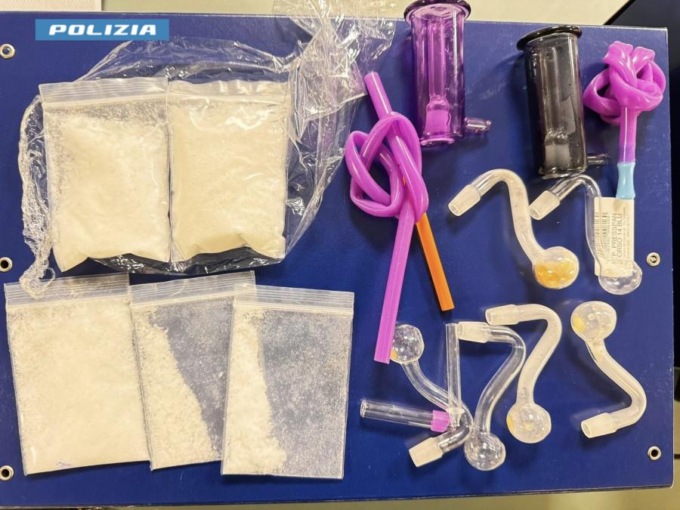 Senza patente sull’A4 non si fermano all’alt, in auto nascondevano droga e armi