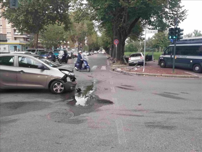 Kia Picanto e Bmw si scontrano tra viale Colombo e via da Vico, ferito un 22enne