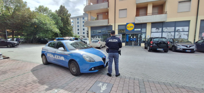 Rapina alla Lidl di via Zannoni, rubano una friggitrice ad aria e aggrediscono il vigilante