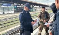 Ricercato 31enne beccato in stazione a Verona, nella cinta dei pantaloni nascondeva una cesoia