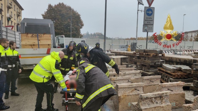 Cantiere di Ponte Nuovo, operaio cade sull’impalcatura sotto le arcate: recuperato dai Vigili del fuoco