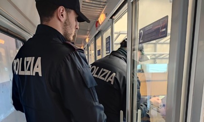 Beccato a rubare due portafogli in stazione, prima si nasconde su un treno e poi aggredisce i poliziotti