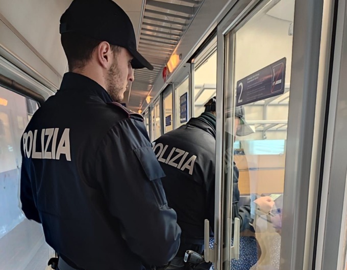 Beccato a rubare due portafogli in stazione, prima si nasconde su un treno e poi aggredisce i poliziotti