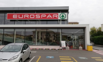 Ruba bottiglie di whiskey all'Eurospar, per scappare dai Carabinieri si nasconde in un bidone della spazzatura