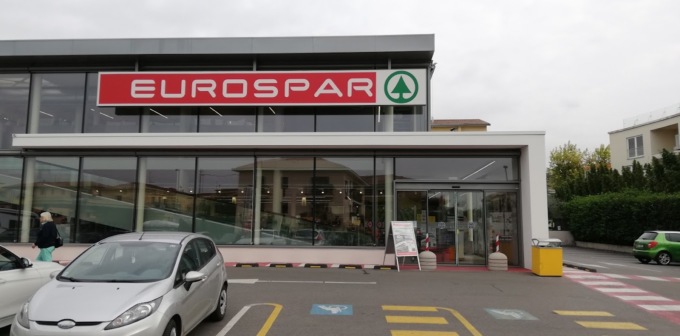 Ruba bottiglie di whiskey all’Eurospar, per scappare dai Carabinieri si nasconde in un bidone della spazzatura