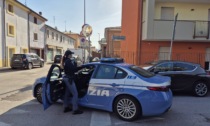 Non può più avvicinarsi a moglie e figlio, ma dopo pochi giorni entra in casa con un altro mazzo di chiavi