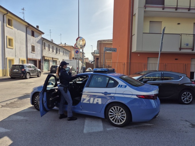 Non può più avvicinarsi a moglie e figlio, ma dopo pochi giorni entra in casa con un altro mazzo di chiavi