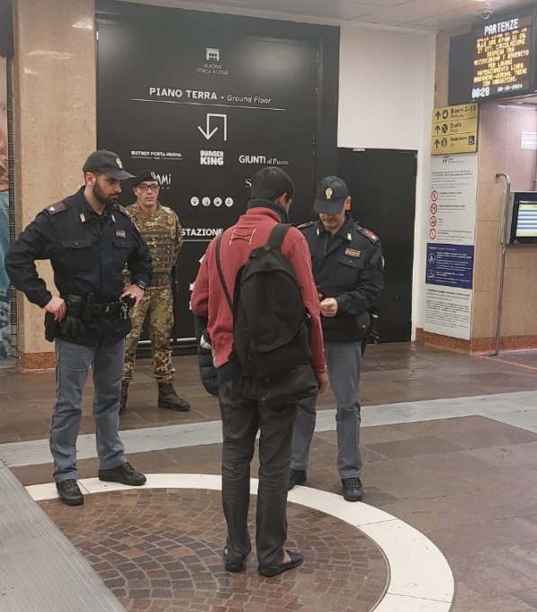 Scippo sul treno, 21enne sfila il cellulare dalla tasca di un turista americano