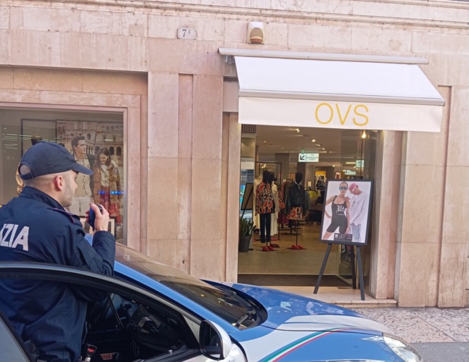 Nasconde nello zaino cinque profumi e un giubbino in pelle, poi esce dal negozio senza pagare
