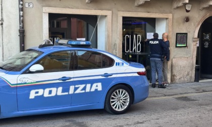 Abuso di alcol e ritrovo di pregiudicati: chiuso per 10 giorni il Clab Cocktail Lounge Bar