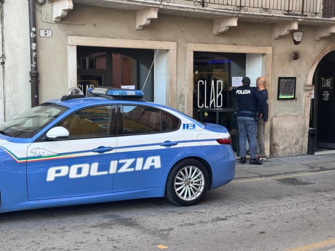 Abuso di alcol e ritrovo di pregiudicati: chiuso per 10 giorni il Clab Cocktail Lounge Bar