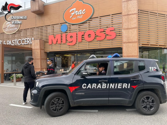 Vanno in cassa con una lattina di the, ma nei pantaloni nascondono gli alcolici: il direttore non se la “beve”