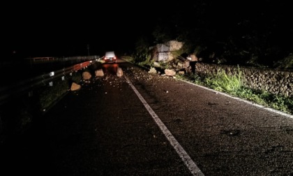 Caduta massi e strade allagate, chiudono la Sp11 a Preabocco e la Statale 12 a Sant'Ambrogio