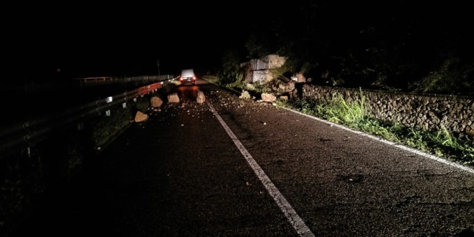 Caduta massi e strade allagate, chiudono la Sp11 a Preabocco e la Statale 12 a Sant’Ambrogio