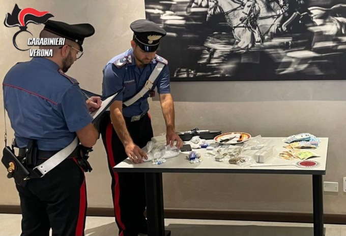 Nasconde nella cucina di casa oltre 30mila euro di droga: fermato pusher 19enne