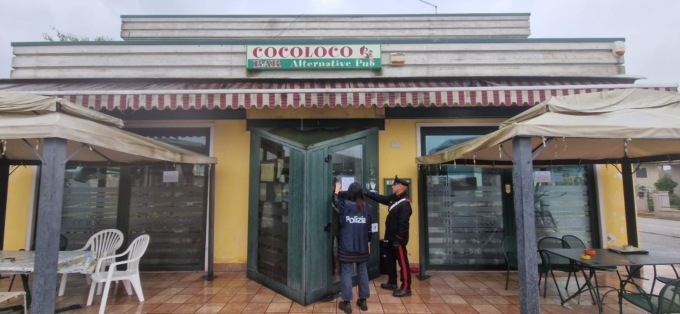 Pregiudicati, spacciatori, liti e risse: polizia e carabinieri chiudono per 15 giorni il bar Cocoloco