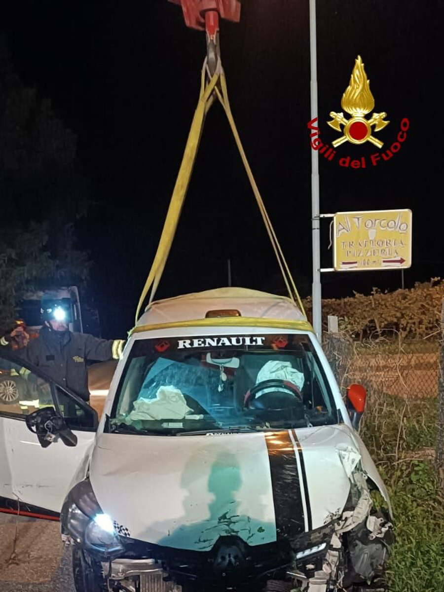 Incidente - Auto in un fossato a Caprino Veronese 1 _ foto vigili del fuoco di Verona