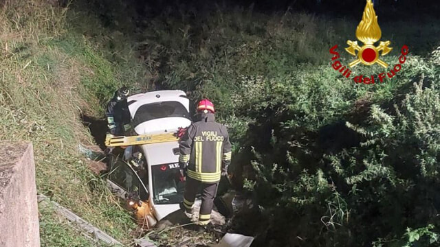 Incidente - Auto in un fossato a Caprino Veronese 2 _ foto vigili del fuoco di Verona