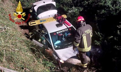 Perde il controllo dell'auto, finendo in un fossato colmo d'acqua: salvato il conducente intrappolato