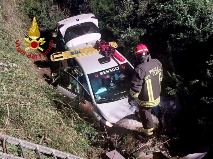 Perde il controllo dell’auto, finendo in un fossato colmo d’acqua: salvato il conducente intrappolato