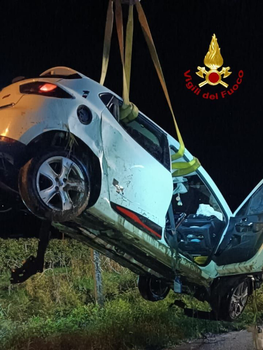 Incidente - Auto in un fossato a Caprino Veronese _ foto vigili del fuoco di Verona