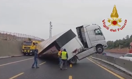 Autoarticolato si ribalta di traverso sull'A4: rallentamenti al traffico in direzione Venezia