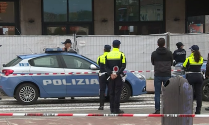 26enne del Mali armato di coltello ucciso in stazione da un poliziotto. Salvini: "Non ci mancherà"