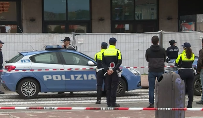 26enne del Mali armato di coltello ucciso in stazione da un poliziotto. Salvini: “Non ci mancherà”