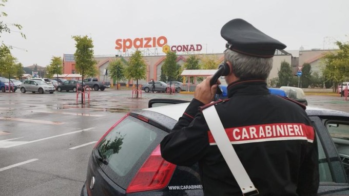 Coppia di ladri 23enni fermata alla Conad del centro Porte dell’Adige, volevano rubare profumi per 455 euro